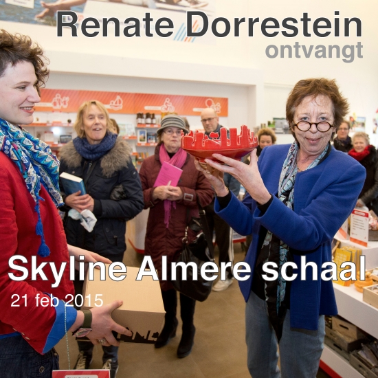 Renate Dorrestein ontvangt ‘Skyline Almere schaal’